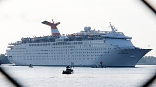 Norvégia a fjordjait, Cannes a kikötőjét zárja le az óriási üdülőhajók előtt