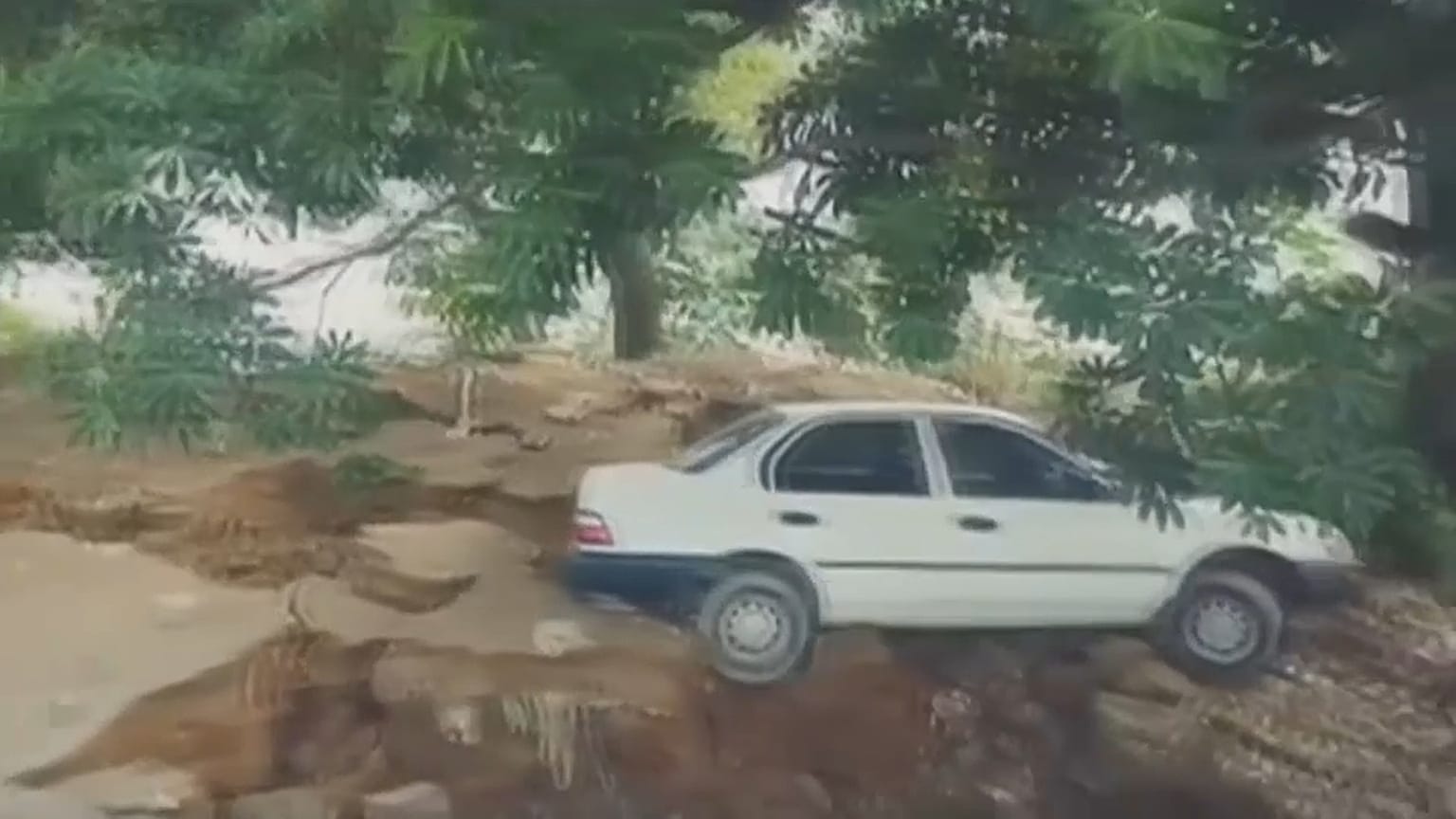 من الأضرار التي تسبب بها الزلزال في باكستان 