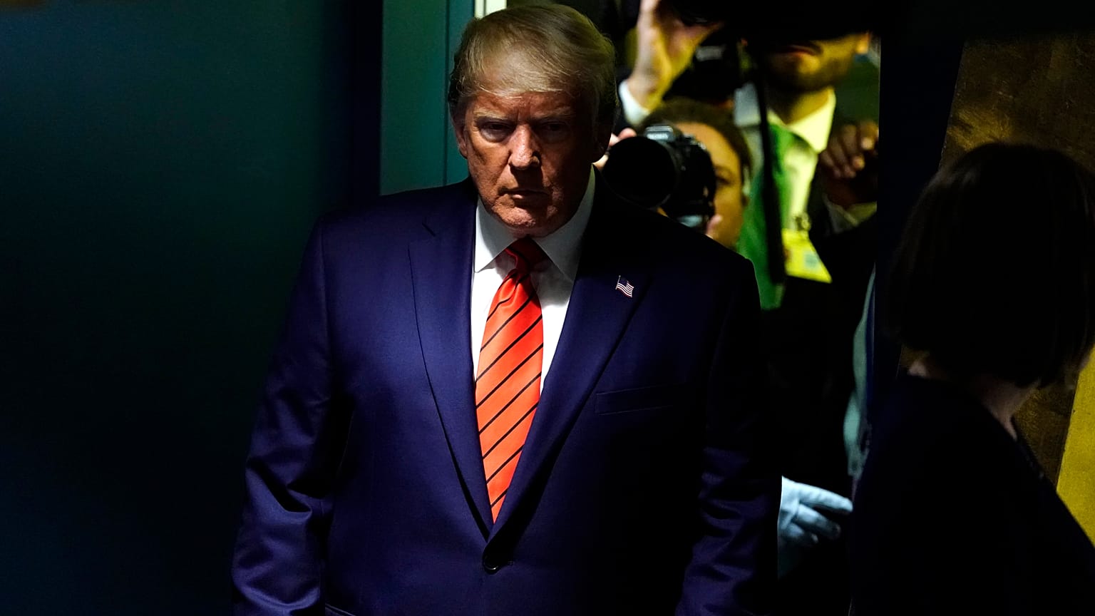 Donald Trump confirma suspensão da ajuda à Ucrânia
