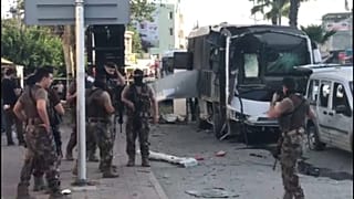 Adana'da çevik kuvvet polislerini taşıyan araca bombalı saldırı: Yaralılar var