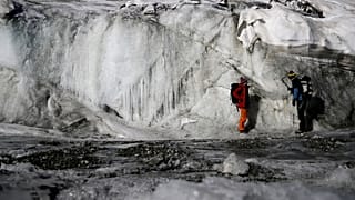 Archivo: científicos en el maltrecho glaciar Schaufelferner, Austria, en octubre de 2018