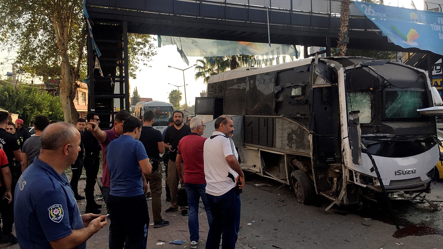 إصابة 5 أشخاص في انفجار قنبلة استهدفت حافلة شرطة جنوب تركيا