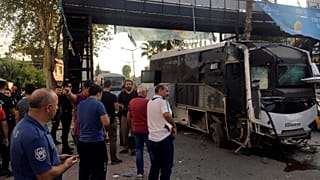 إصابة 5 أشخاص في انفجار قنبلة استهدفت حافلة شرطة جنوب تركيا