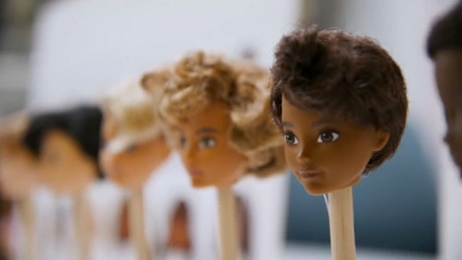 Barbie a múlté, jönnek a realisztikus babák
