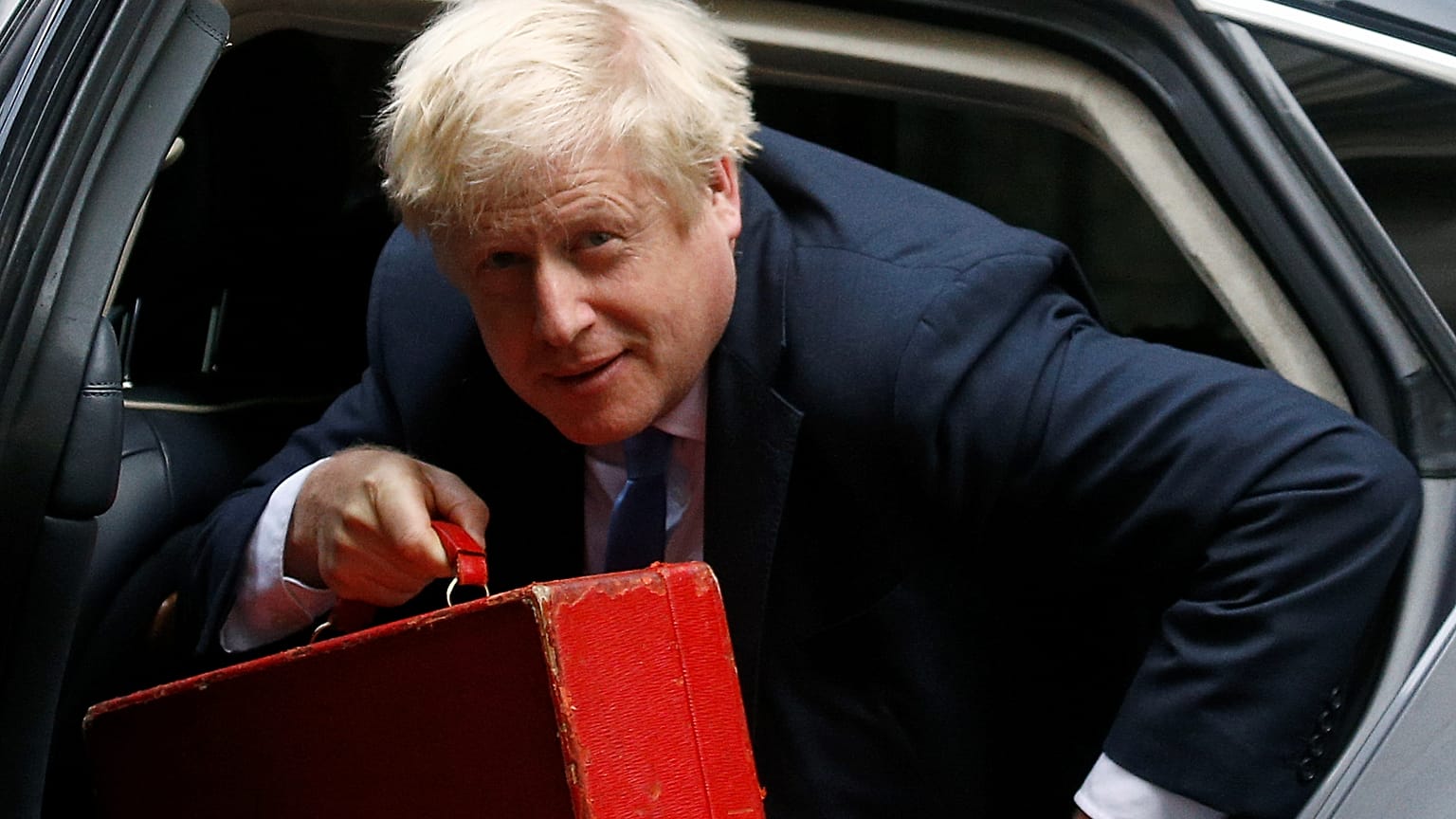 Johnson reta a la oposición a presentar una moción de censura