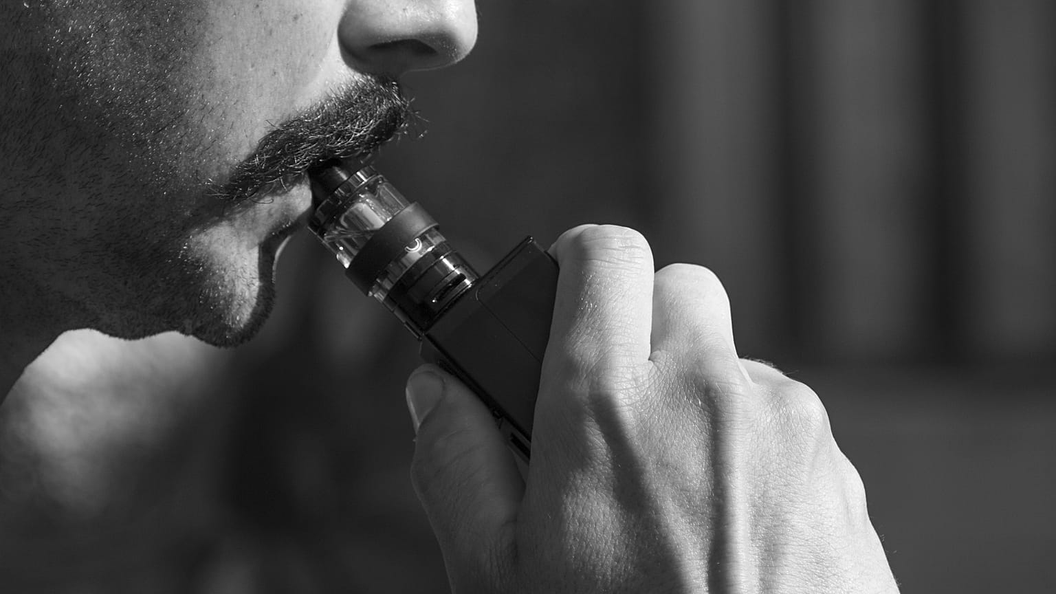 صورة رجل يدخن السجائر الإلكترونية 