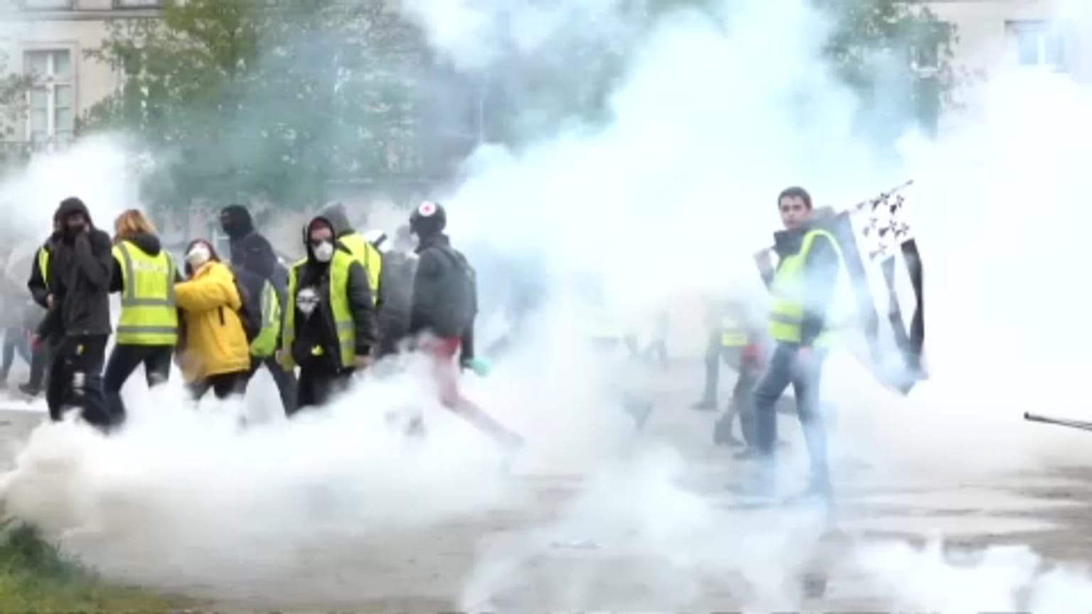 'Yellow vest' protests continue, clashes with riot police in Nantes 
