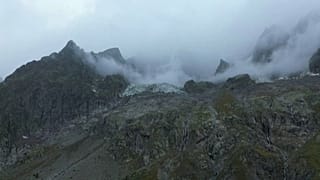 Gleccseromlástól tart egy Mont Blanc-i polgármester, lezáratta az utakat
