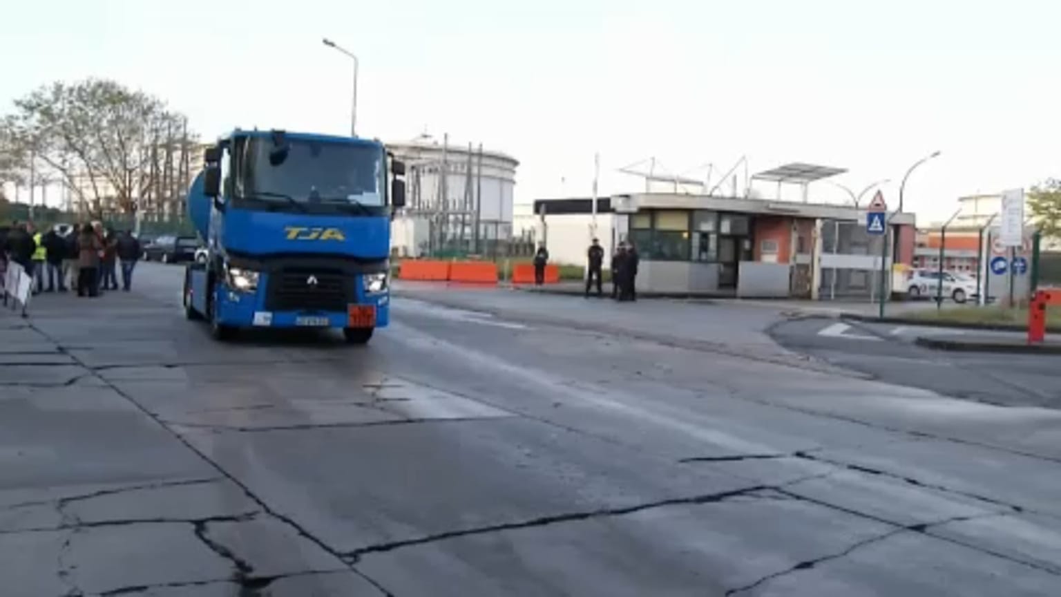 Portuguese fuel-tanker drivers end strike as pay negotiations resume