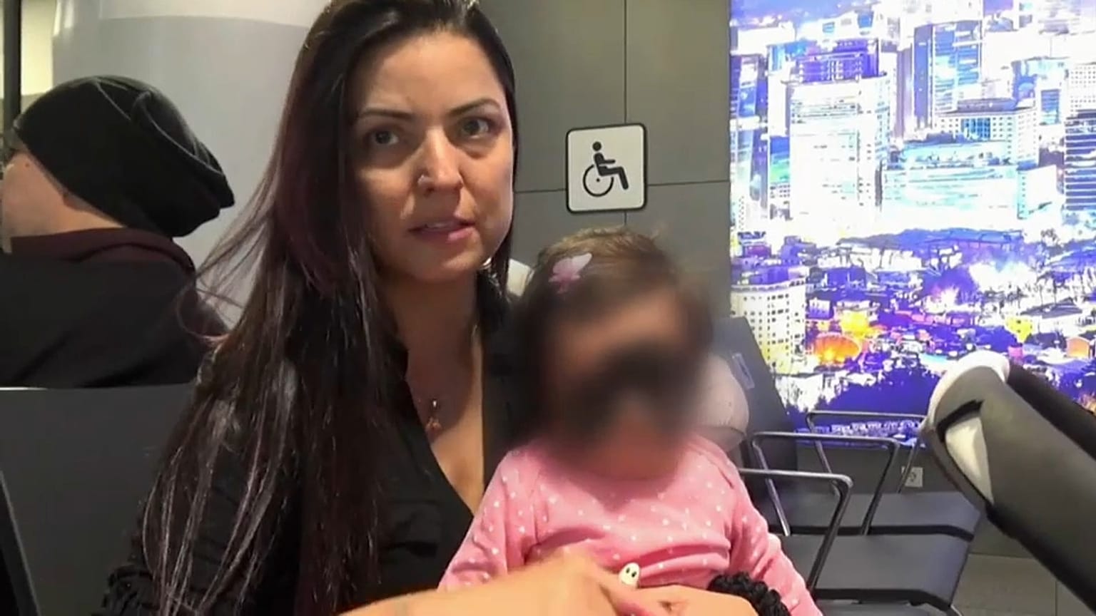 Carol Finner con la figlia  Luna al loro arrivo in Russia