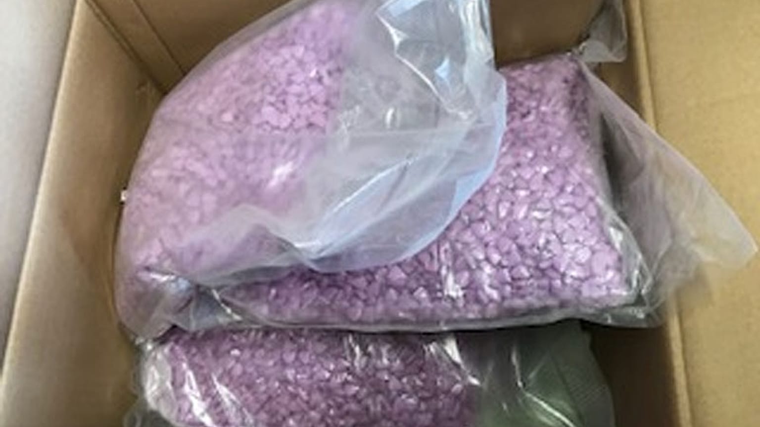 Austria, coppia compra vestiti online e riceve un pacco con 25mila pasticche di ecstasy