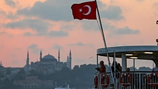 İstanbul'da gün batımı, Ayasofya ve Sultanahmet Camisi'yle güzel görüntü oluşturdu. 