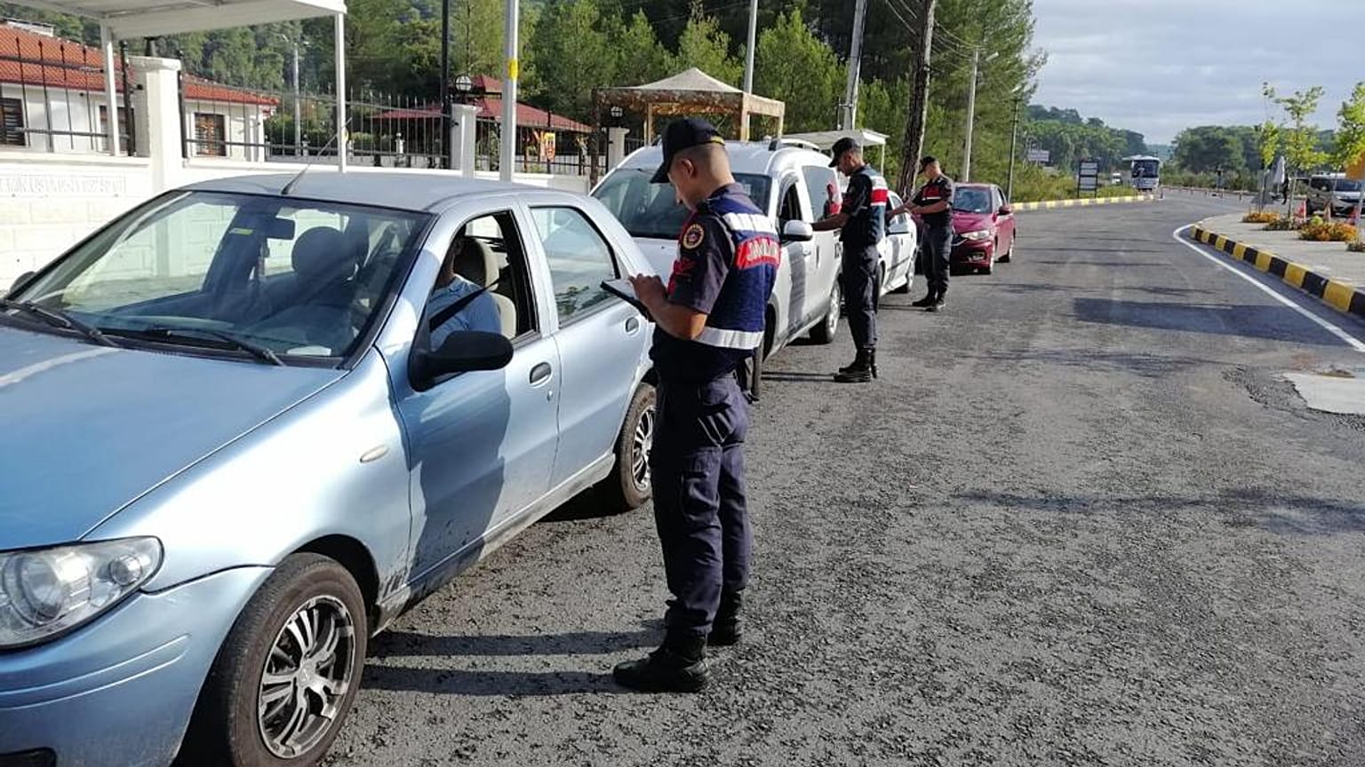Özel araçta sigara içen 5 bin kişiye ceza: Hangi ülkelerde aynı yasak uygulanıyor?