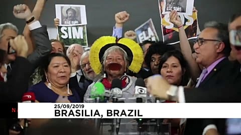 NO COMMENT | Indígenas protestan contra el presidente brasileño Jahir Bolsonaro 