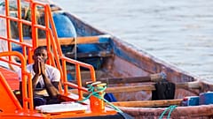 Migrante rescatado por Salvamento Marítimo español en el puerto de Arguineguín (Las Palmas, España)