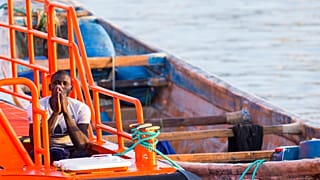 Migrante rescatado por Salvamento Marítimo español en el puerto de Arguineguín (Las Palmas, España)