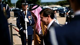 مارک اسپر، وزیر دفاع آمریکا و خالد بن سلمان، معاون وزیر دفاع عربستان سعودی