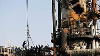 Suudi Arabistan'ın saldırıya uğrayan petrol rafinerilerinde onarma çalışmaları sürüyor