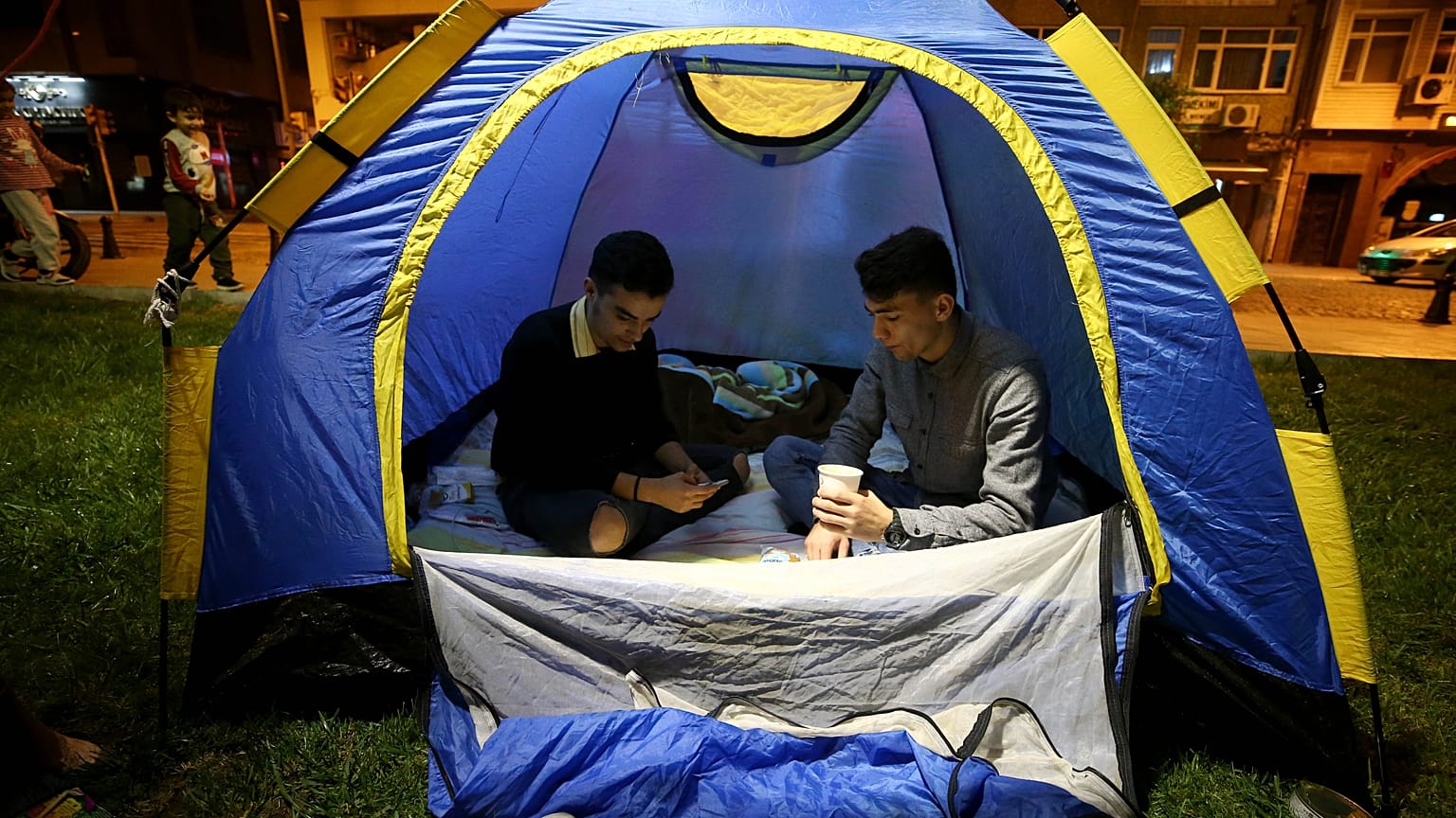 Marmara Denizi Silivri açıklarında meydana gelen depremin ardından evlerine girmeyen bazı vatandaşlar, Silivri ilçesindeki park alanlarında bekledi.