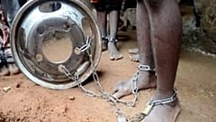 صورةلأحد الطفال ممن وجدوا في المدرسة وقد قيدت ساقه بالسلاسل 26 سبتمبر 2019 ، نيجيريا.