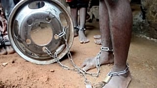 صورةلأحد الطفال ممن وجدوا في المدرسة وقد قيدت ساقه بالسلاسل 26 سبتمبر 2019 ، نيجيريا.