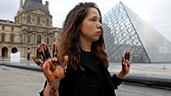 Parigi: la piramide del Louvre "marchiata" con mani sporche