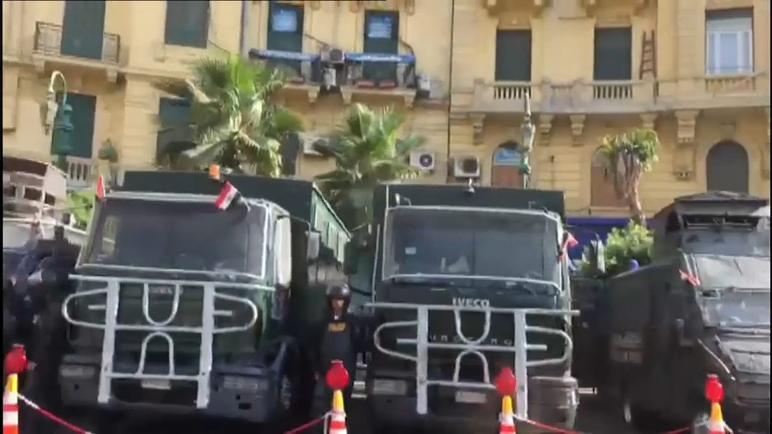 الشرطة تحاصر ميدان التحرير في القاهرة