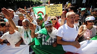 الجزائريون يتظاهرون للجمعة الـ 32 ضد إجراء الانتخابات الرئاسية