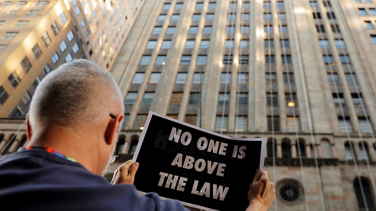Impeachment Trump: cade la prima testa