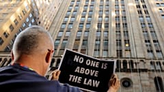 Impeachment Trump: cade la prima testa