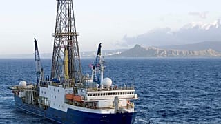 Σαντορίνη: Υποθαλάσσιες ερευνητικές γεωτρήσεις για το ηφαίστειο