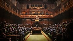 Στο σφυρί το έργο του Banksy με τους χιμπατζήδες στο βρετανικό κοινοβούλιο