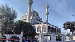 Avcılar'daki Hacı Ahmet Tükenmez Camisi'nin 5.8 büyüklüğündeki deprem sonrası minaresi yıkıldı