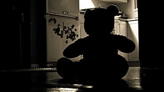 البراءة بين مخالب الاغتصاب والتعذيب والقتل... الضحية طفلةٌ والخالُ والجدّة في قفص الاتهام