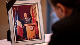 نائب رئيس جمهورية الصين الشعبية وانغ تشيشان يوقع كتاب التعزية للرئيس الفرنسي السابق جاك شيراك في السفارة الفرنسية في بكين، الصين سبتمبر 2019