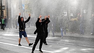 Polónia: Manifestantes anti-LGBT invadem desfile de orgulho gay