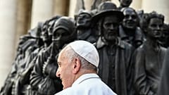 Papst Franziskus ehrt Flüchtlinge