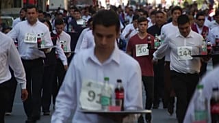 آرژانتین؛ شرکت گارسون‌ها در مسابقۀ دو با حمل سینی نوشیدنی