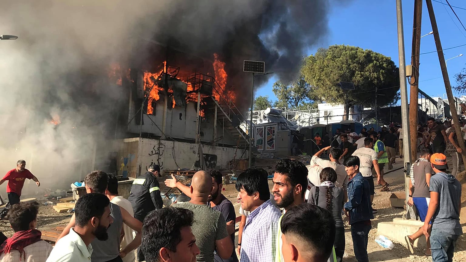 صورة من الحريق الذي اندلع في مخيم للمهاجرين في اليونان 