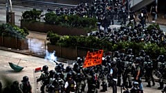 Χογνκ Κονγκ: Οι αστυνομικοί χρησιμοποιούν σπρέι πιπεριού για να διαλύσουν διαδηλωτές