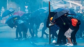 Domingo violento em Hong Kong