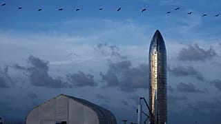 Маск показал космический корабль для полетов на Луну и Марс