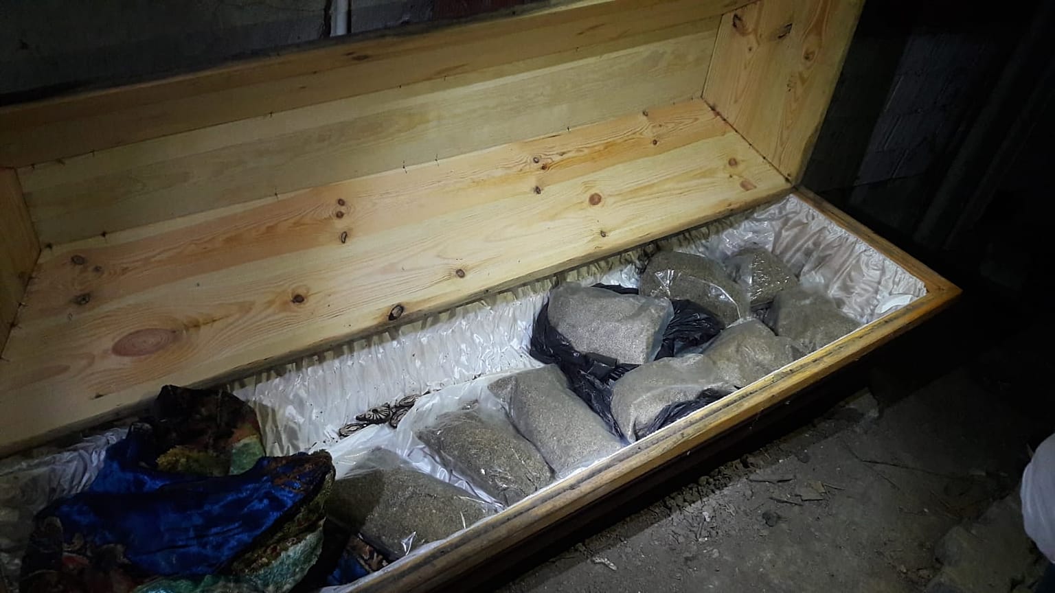 Sakarya'nın Adapazarı ilçesinde tabuta gizlenmiş 10 kilo 200 gram sentetik uyuşturucu ele geçirildi. ( Jandarma Komutanlığı - Anadolu Ajansı )