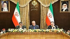 المتحدث باسم الحكومة الإيرانية علي الربيعي في وسط الصورة