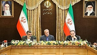 المتحدث باسم الحكومة الإيرانية علي الربيعي في وسط الصورة