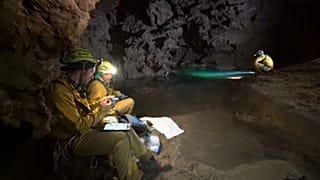Csapatépítő tréning a föld alatt űrhajósoknak 
