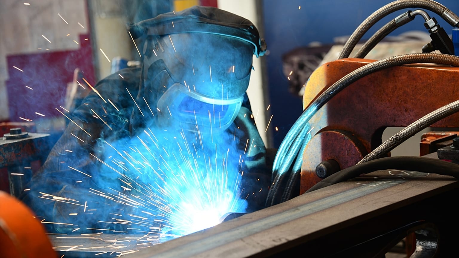 Türkiye'de ithalat azalıyor, dış ticaret açığı düşüyor