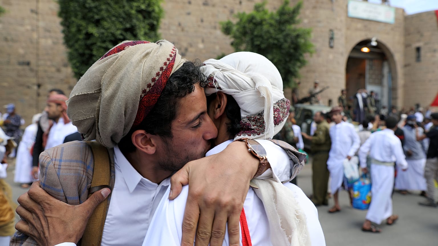 Un detenido abraza a un pariente después de ser liberado por los Houthis fuera de la prisión central de Sanaa, Yemen, el 30 de septiembre de 2019.