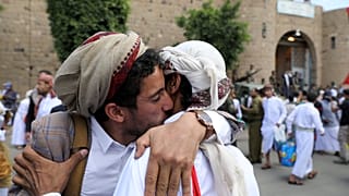 Un detenido abraza a un pariente después de ser liberado por los Houthis fuera de la prisión central de Sanaa, Yemen, el 30 de septiembre de 2019.