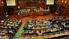 Kosovo lawmakers vote to dissolve parliament in Pristina